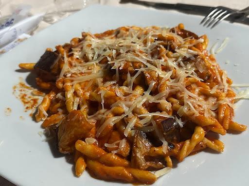 Fileja fatte a mano al pomodoro e melanzane
