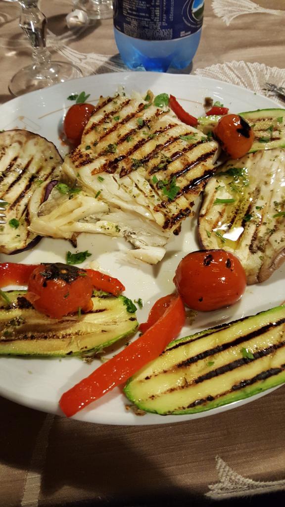 Filetto di pesce alla griglia con ortaggi